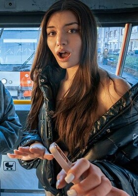 Шантажирует девушек в своих личных целях